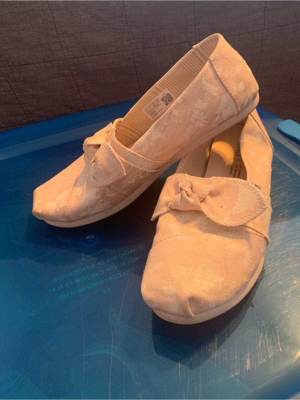 Women’s Slip-On Canvas Toms Flats with Bow - Light Pink & Cream
